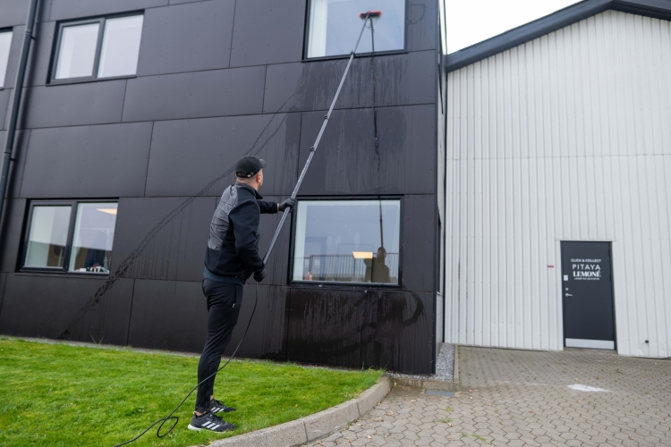 vinduespudsning af sort bygning